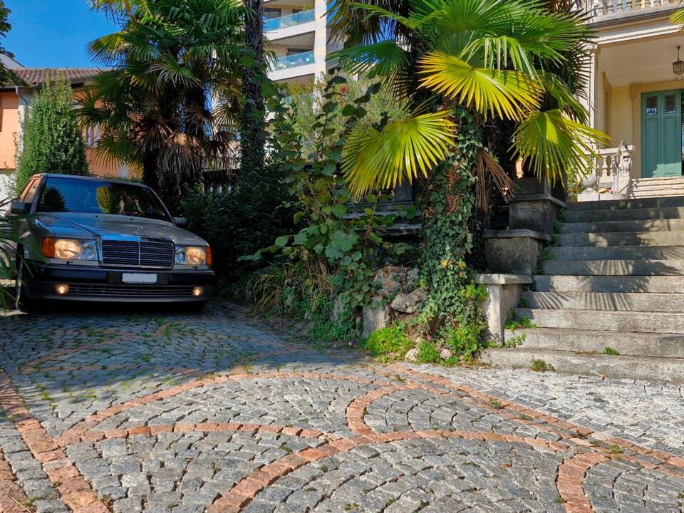 Immagine 6/20 di Mercedes-Benz 500 E (1991)