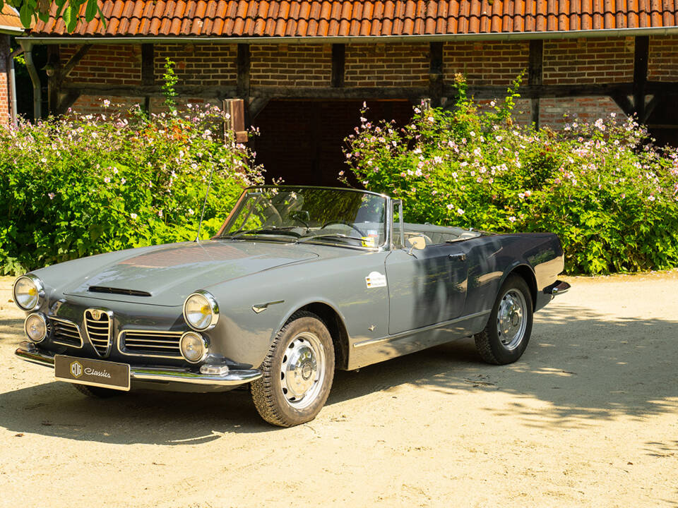 Imagen 2/77 de Alfa Romeo 2600 Spider (1963)