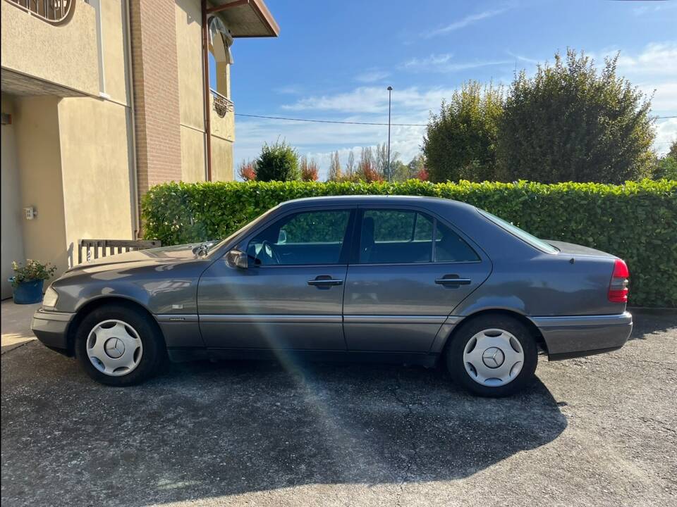 Image 4/11 of Mercedes-Benz C 220 Diesel (1995)