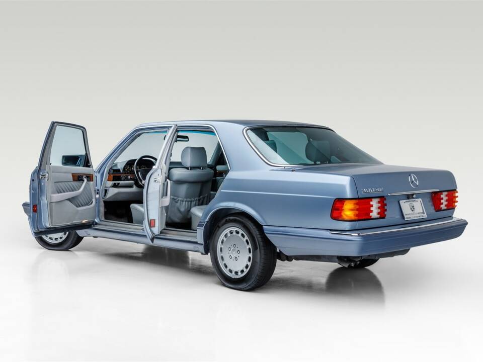 Image 13/19 of Mercedes-Benz 300 SE (1990)