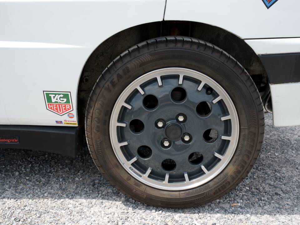 Image 23/47 of Lancia Delta HF Integrale (1988)