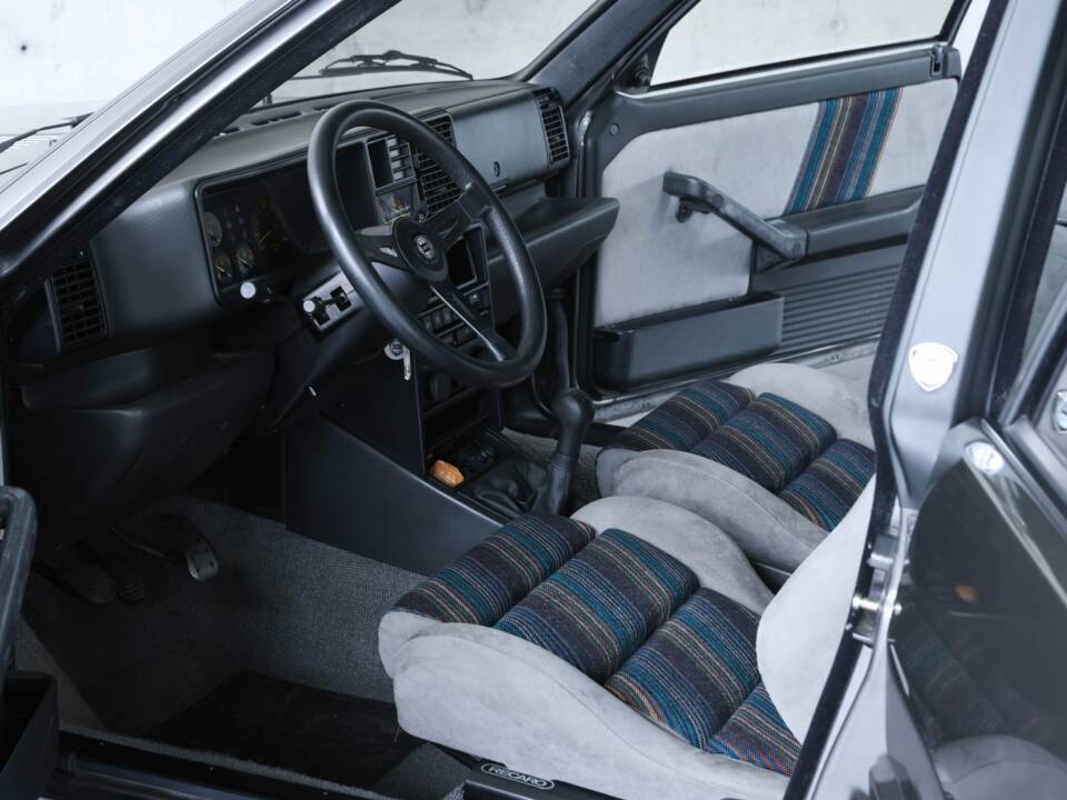 Image 23/50 of Lancia Delta HF Integrale (1988)