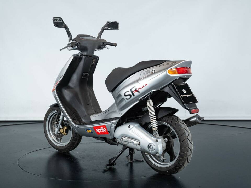 Image 8/29 de Aprilia SR 50 (1994)