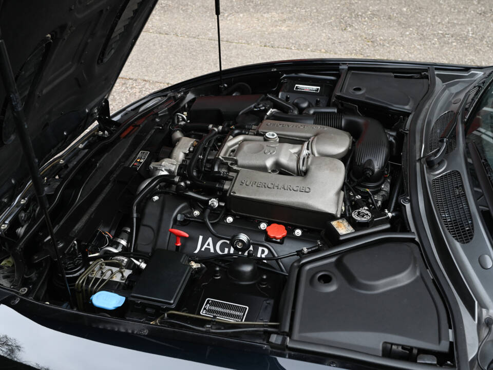 Image 48/51 of Jaguar XKR (2003)