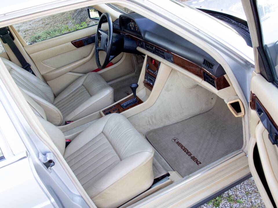 Afbeelding 23/73 van Mercedes-Benz 380 SE (1984)