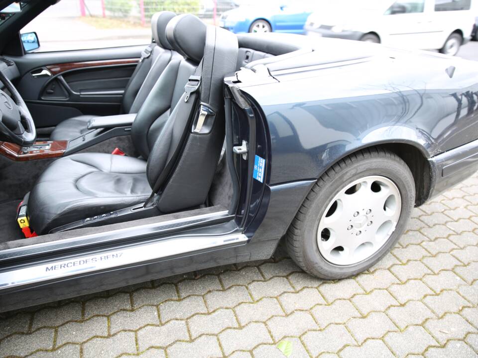 Immagine 11/17 di Mercedes-Benz SL 280 (1995)