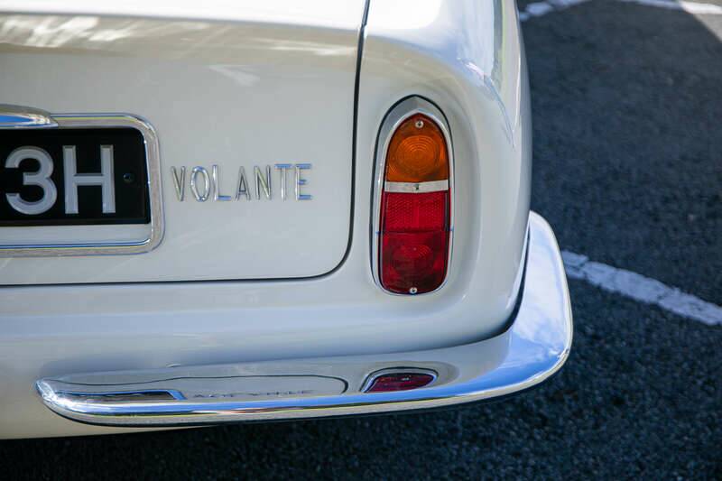 Image 30/38 of Aston Martin DB 6 Mk II Volante (1970)