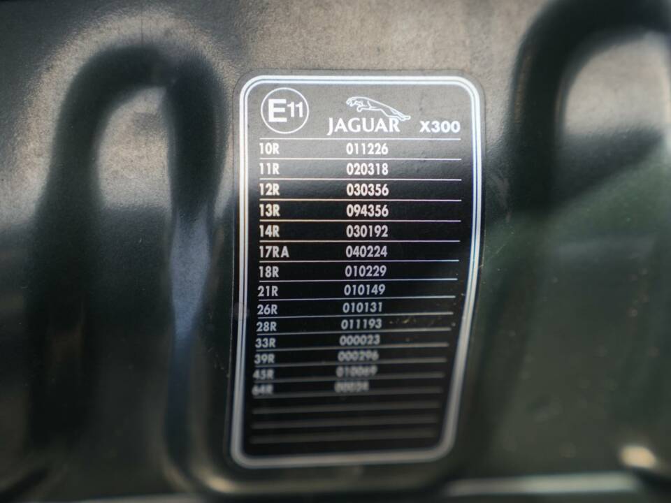 Image 26/30 of Jaguar XJ6 3.2 Sovereign (1997)