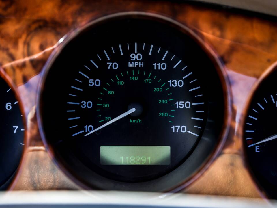 Image 20/36 of Jaguar XK8 4.0 (2001)