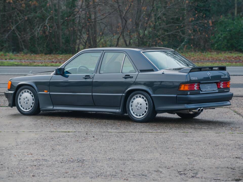 Bild 5/32 von Mercedes-Benz 190 E 2.5-16V (1992)