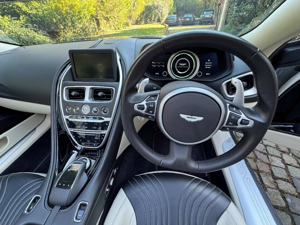 Image 30/40 de Aston Martin DB 11 Volante (2018)