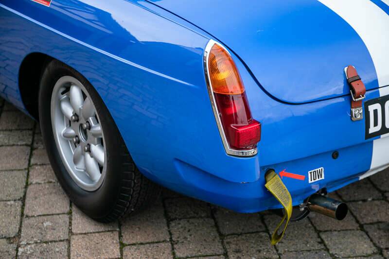 Image 36/45 of MG MGB GT (1964)