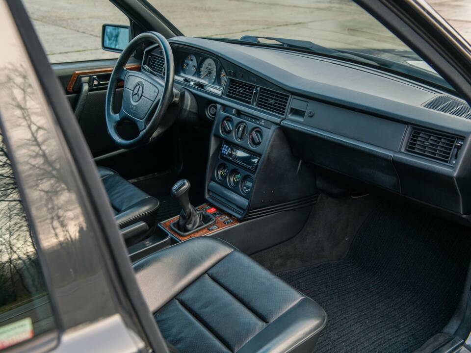 Bild 23/32 von Mercedes-Benz 190 E 2.5-16V (1992)