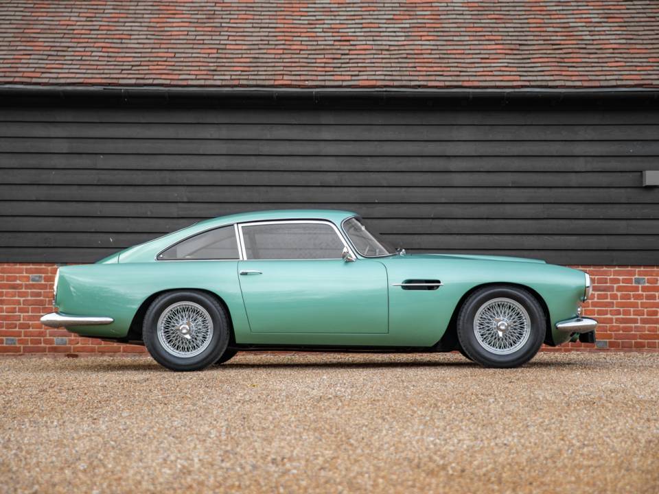 Image 2/50 de Aston Martin DB 4 (1960)