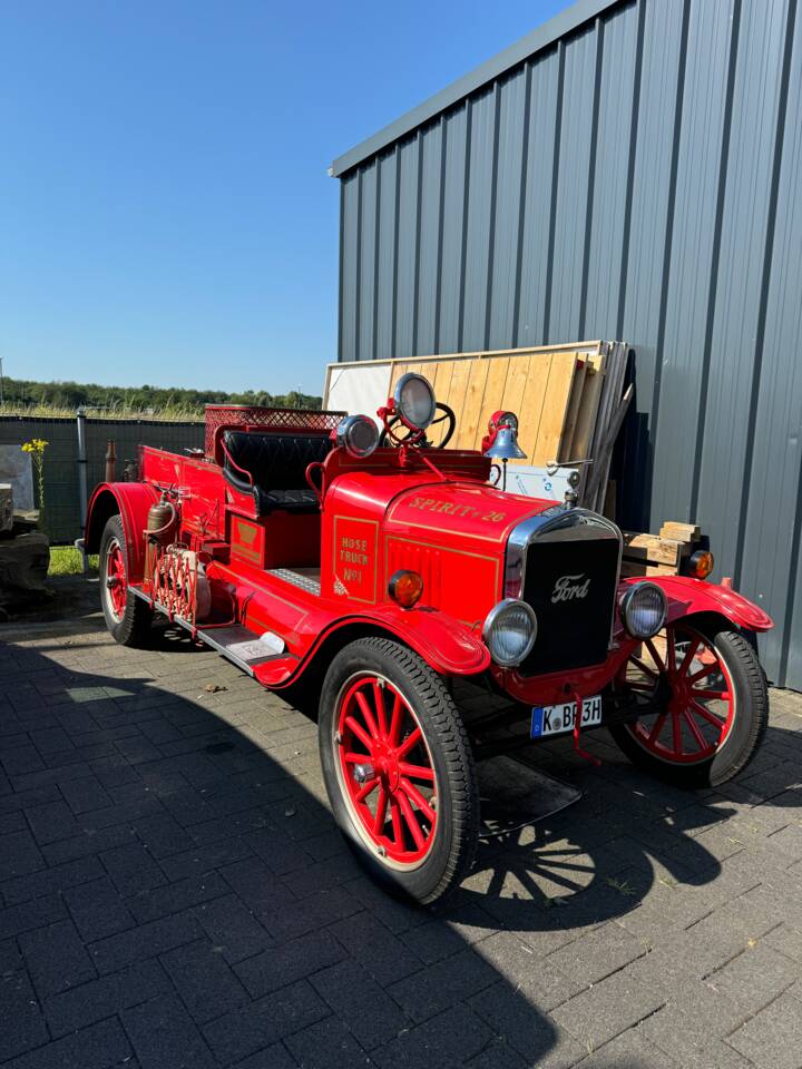 Image 5/8 of Ford Model T Firetruck (1926)