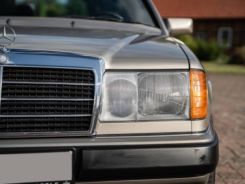 Immagine 5/73 di Mercedes-Benz 300 CE (1991)