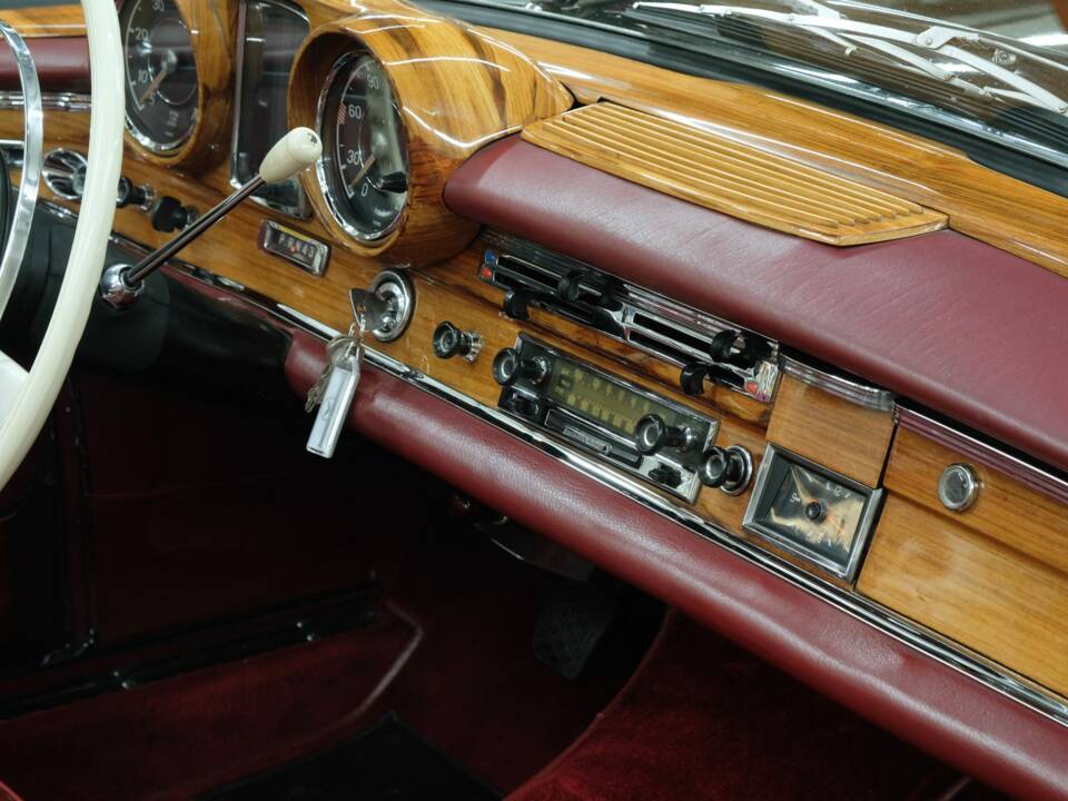 Image 43/50 of Mercedes-Benz 220 SE b (1963)