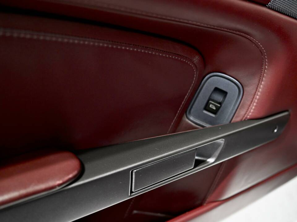 Image 38/50 de Aston Martin V8 Vantage (2006)