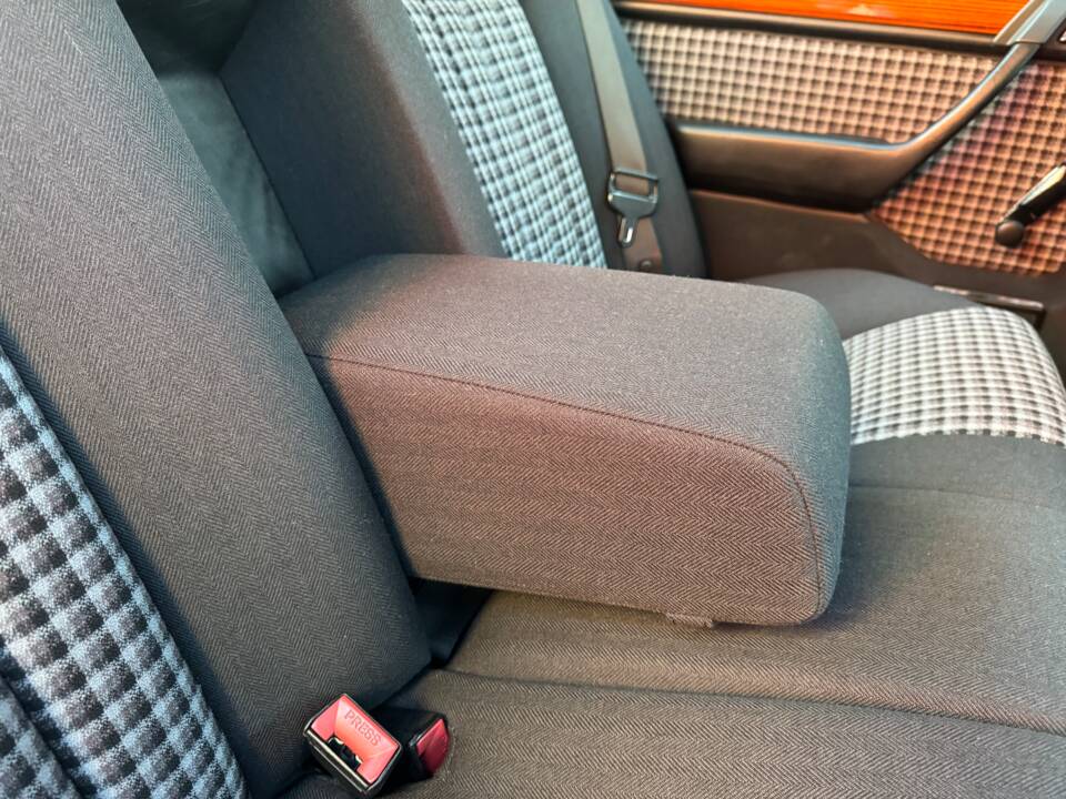 Immagine 69/75 di Mercedes-Benz 230 E (1992)
