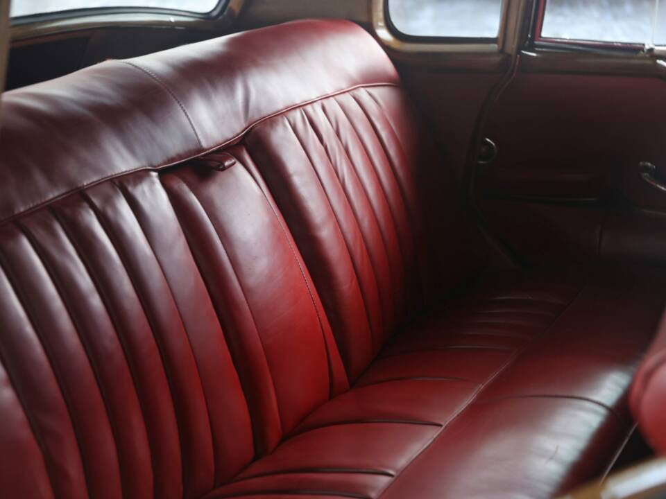 Image 33/50 de Mercedes-Benz 300 c (1956)