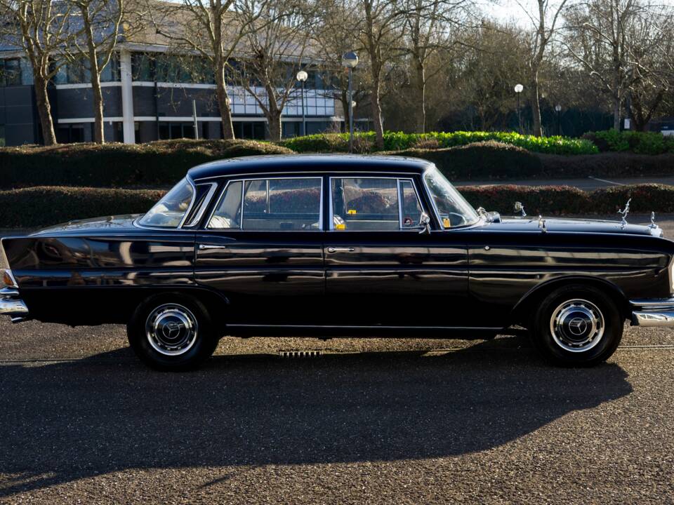 Image 2/29 de Mercedes-Benz 220 SE b (1966)