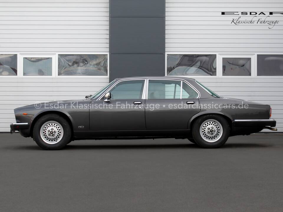 Immagine 2/46 di Jaguar XJ 12 (1986)