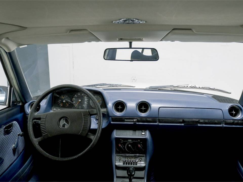 Image 19/27 of Mercedes-Benz 230 (1977)