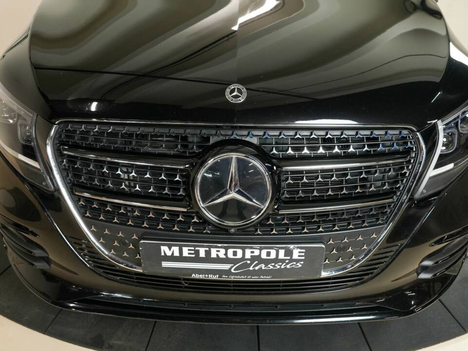 Image 30/35 of Mercedes-Benz V 300 d 4MATIC (2025)