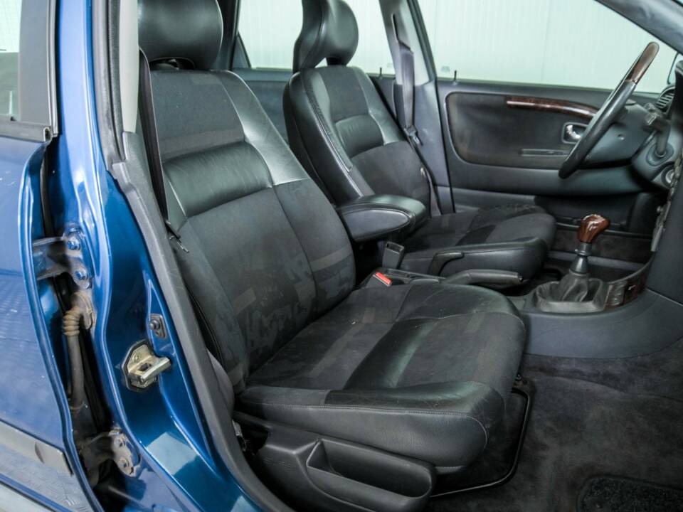 Image 16/29 of Volvo V40 2.0 16V (1999)