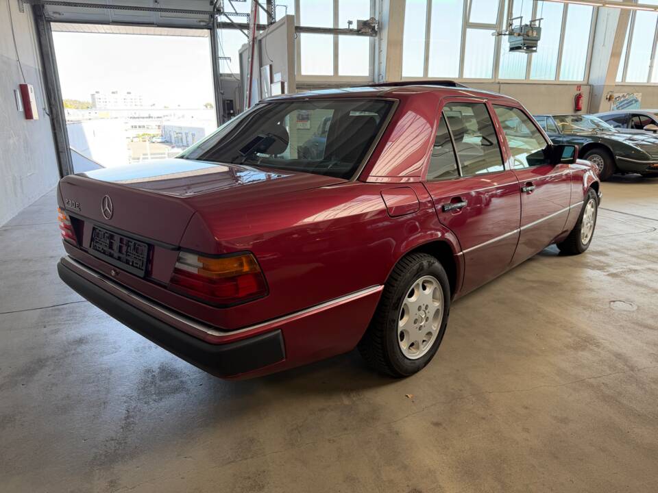 Image 6/21 of Mercedes-Benz 230 E (1992)