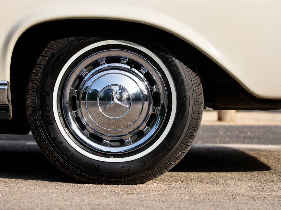 Image 11/18 of Mercedes-Benz 220 SE b (1962)