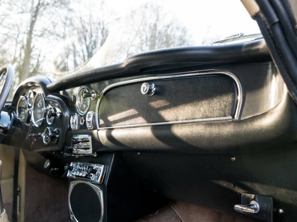 Immagine 27/36 di Aston Martin DB 6 Mk II (1970)