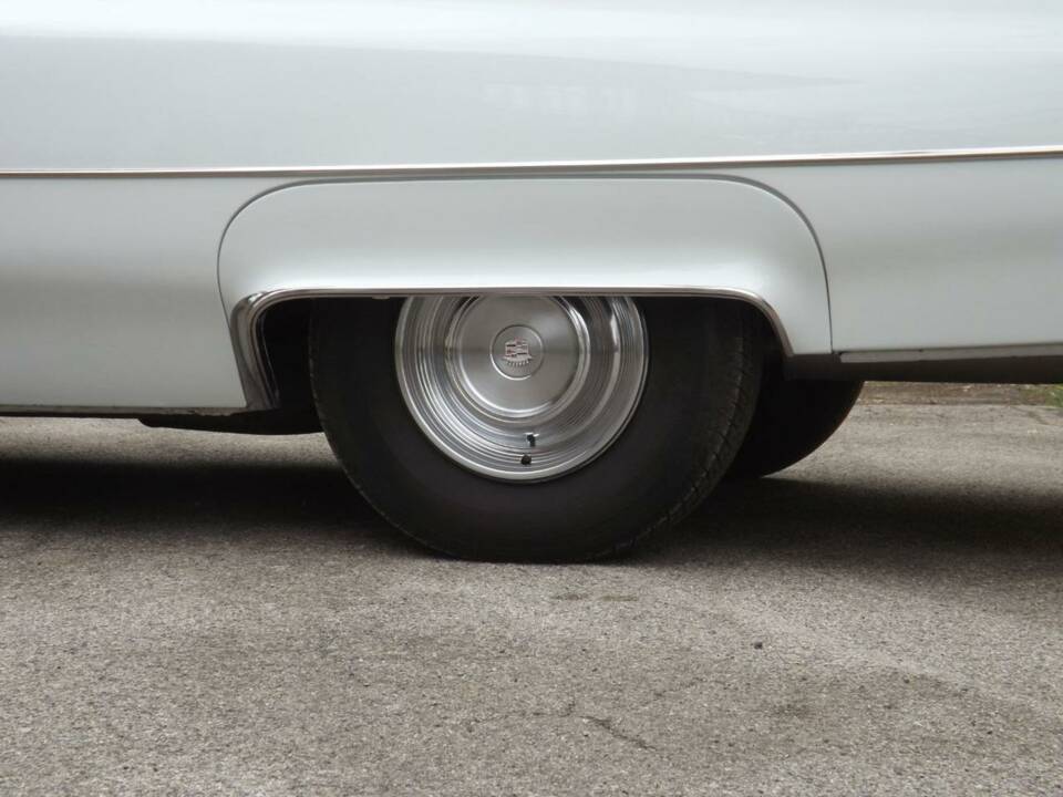 Immagine 36/50 di Cadillac DeVille Convertible (1969)