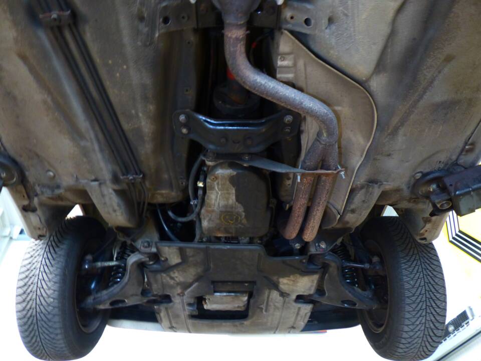 Afbeelding 25/63 van Mercedes-Benz 230 CE (1988)