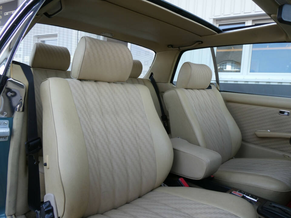 Image 13/20 de Mercedes-Benz 280 CE (1981)