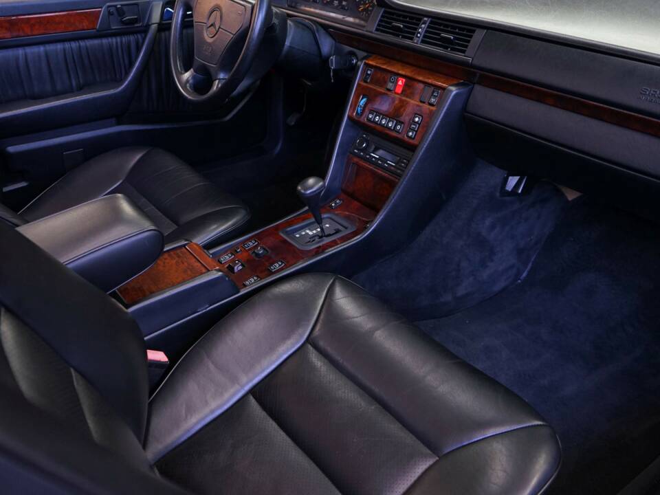 Immagine 14/30 di Mercedes-Benz 320 CE (1993)