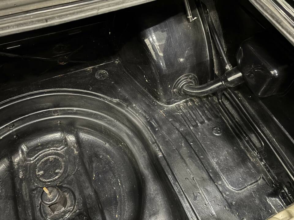 Image 21/28 of BMW 323i (1982)