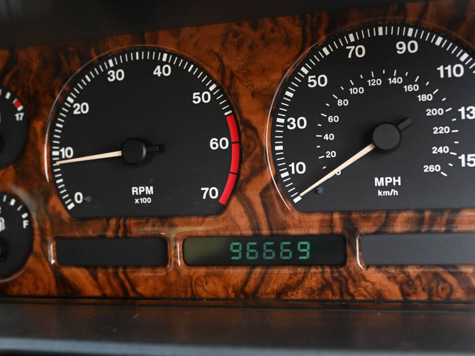 Image 19/21 of Daimler XJ 6 4.0 (1990)