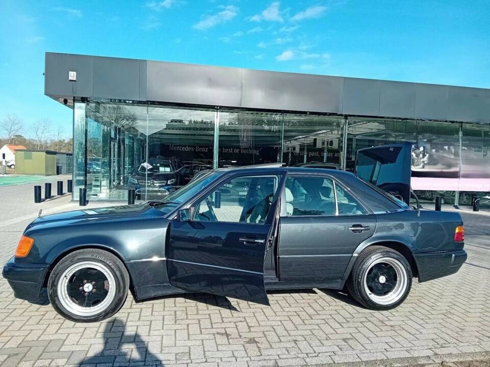 Image 3/8 of Mercedes-Benz 400 E (1991)