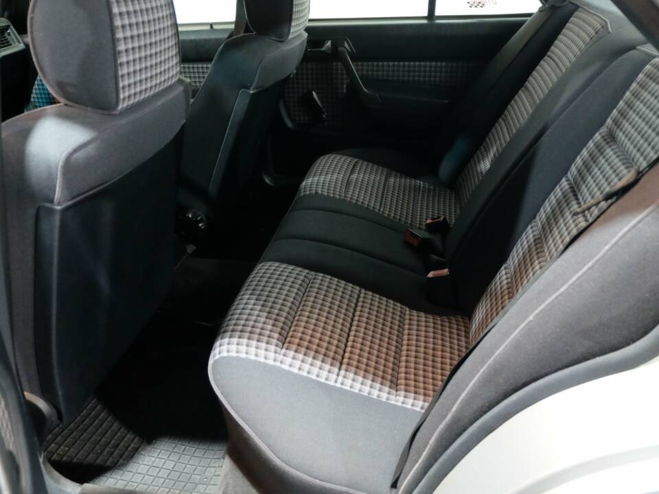 Bild 17/32 von Mercedes-Benz 190 E 1.8 (1991)