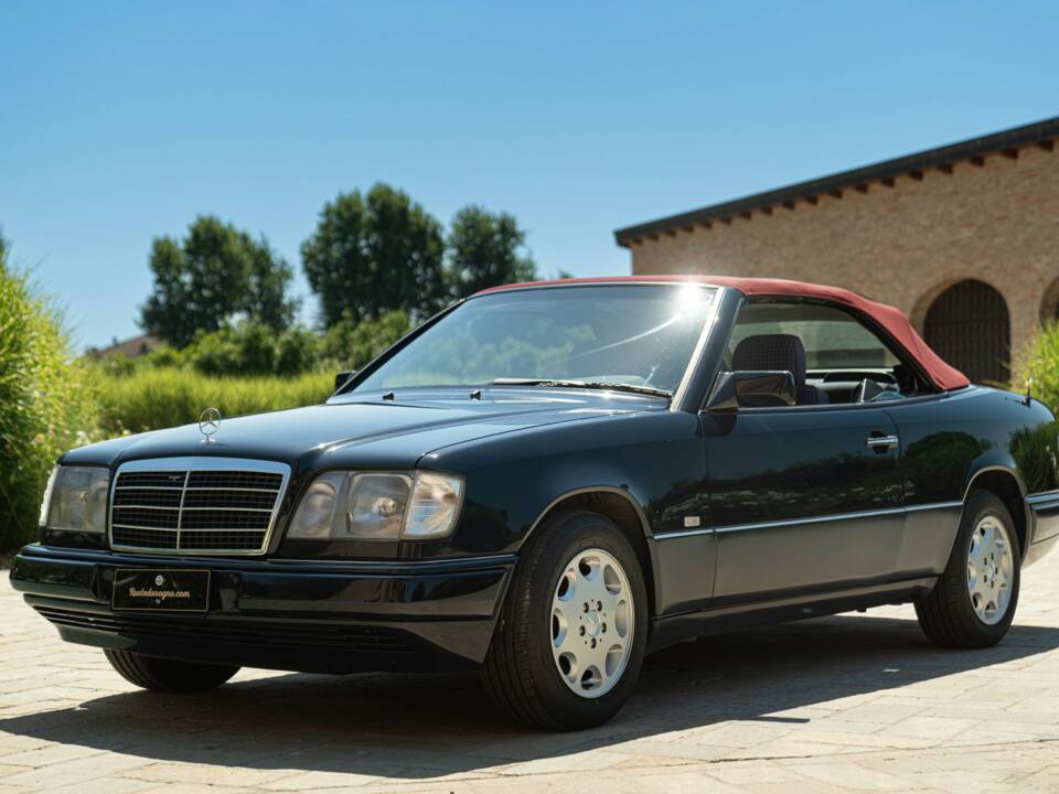 Bild 2/50 von Mercedes-Benz 200 CE (1997)