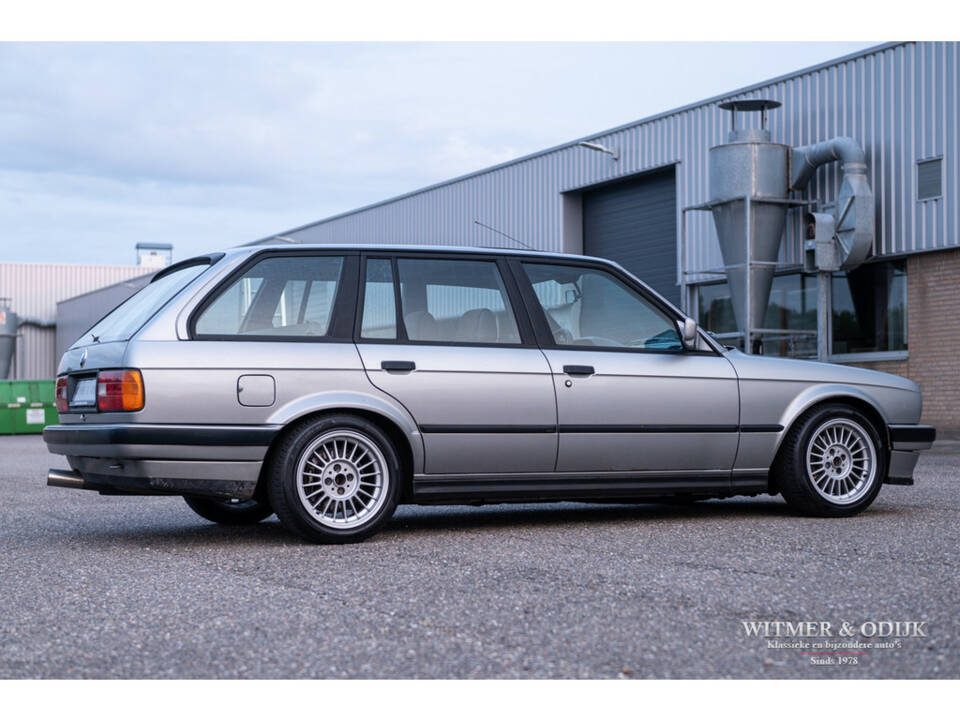 Image 18/50 de BMW 320i Touring (1989)