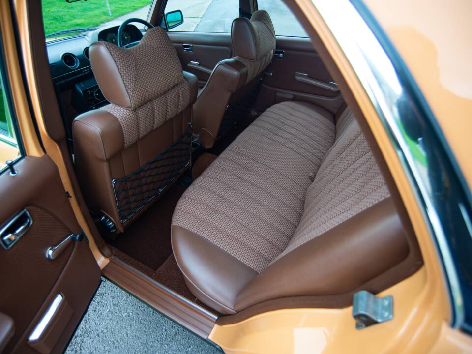 Image 14/32 of Mercedes-Benz 250 (1978)