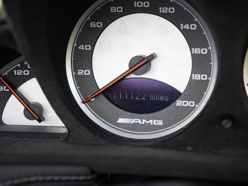 Image 33/45 of Mercedes-Benz SL 55 AMG (2004)