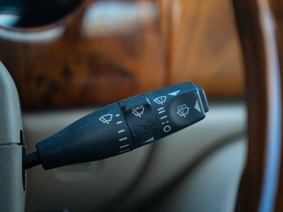 Image 32/50 of Jaguar XK8 4.0 (1998)