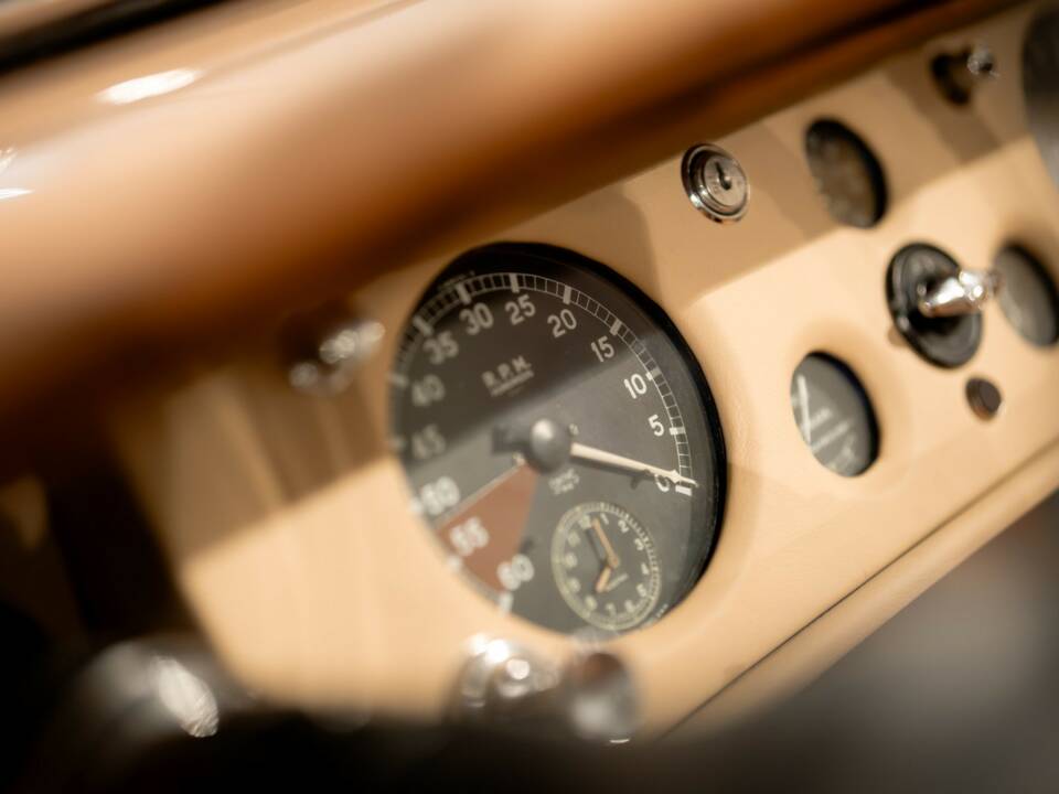 Image 33/50 of Jaguar XK 120 OTS (1952)