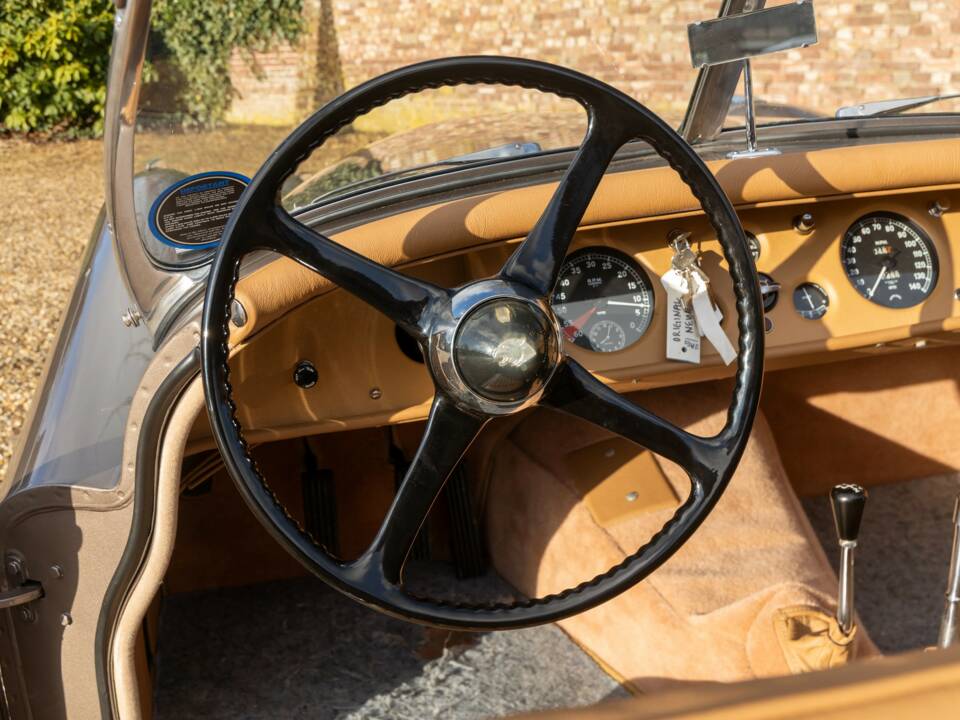 Image 41/50 of Jaguar XK 120 OTS (1952)