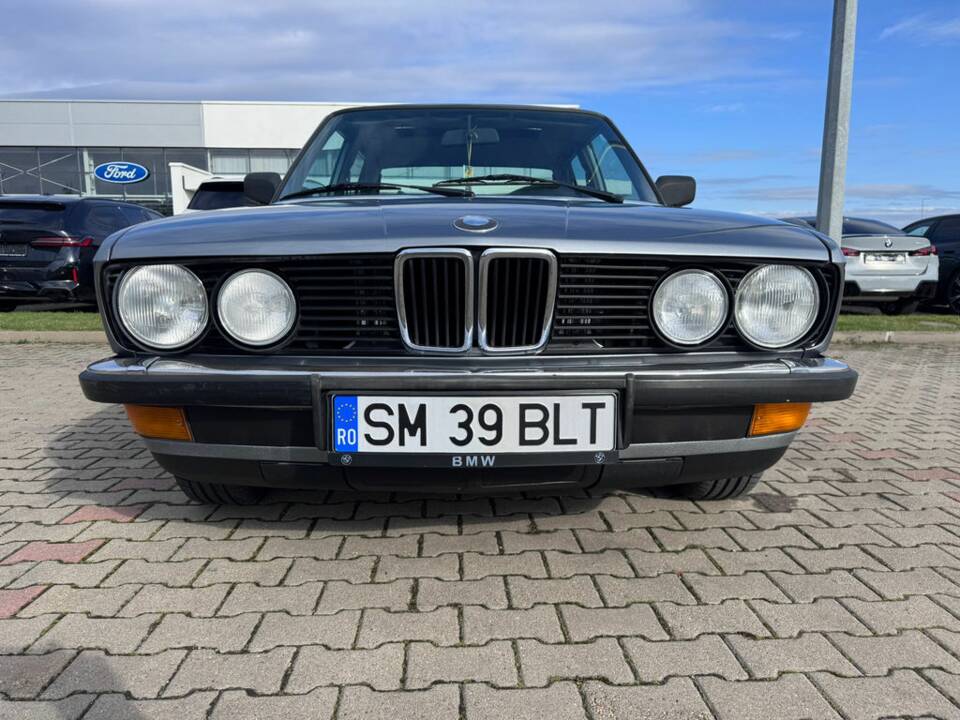 Image 4/8 of BMW 518i (1985)