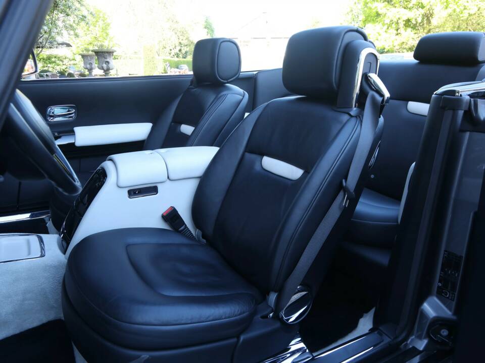 Image 30/50 of Rolls-Royce Phantom DHC (2009)