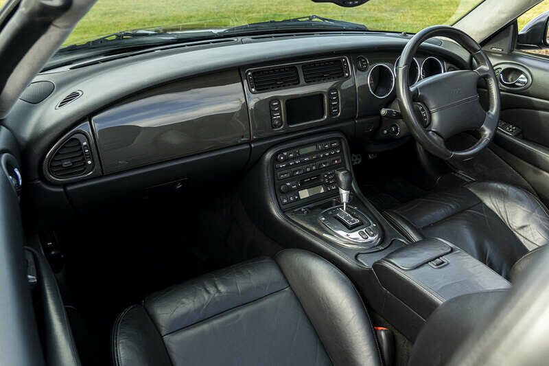 Image 8/38 de Jaguar XKR (2004)